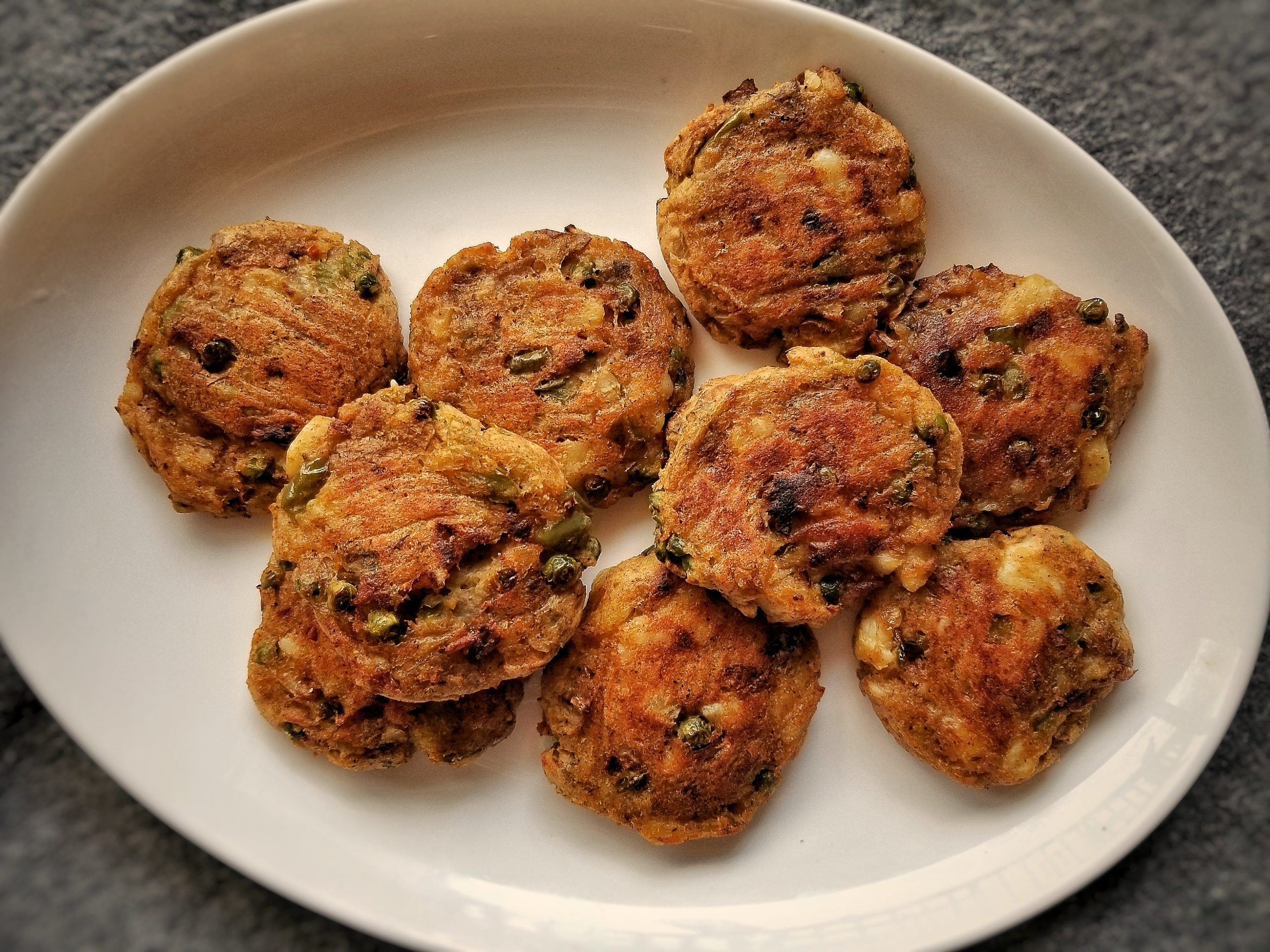 Large platter with potato patties or aloo tikkis 