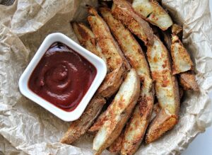 Crispy potato wedges with ketchup