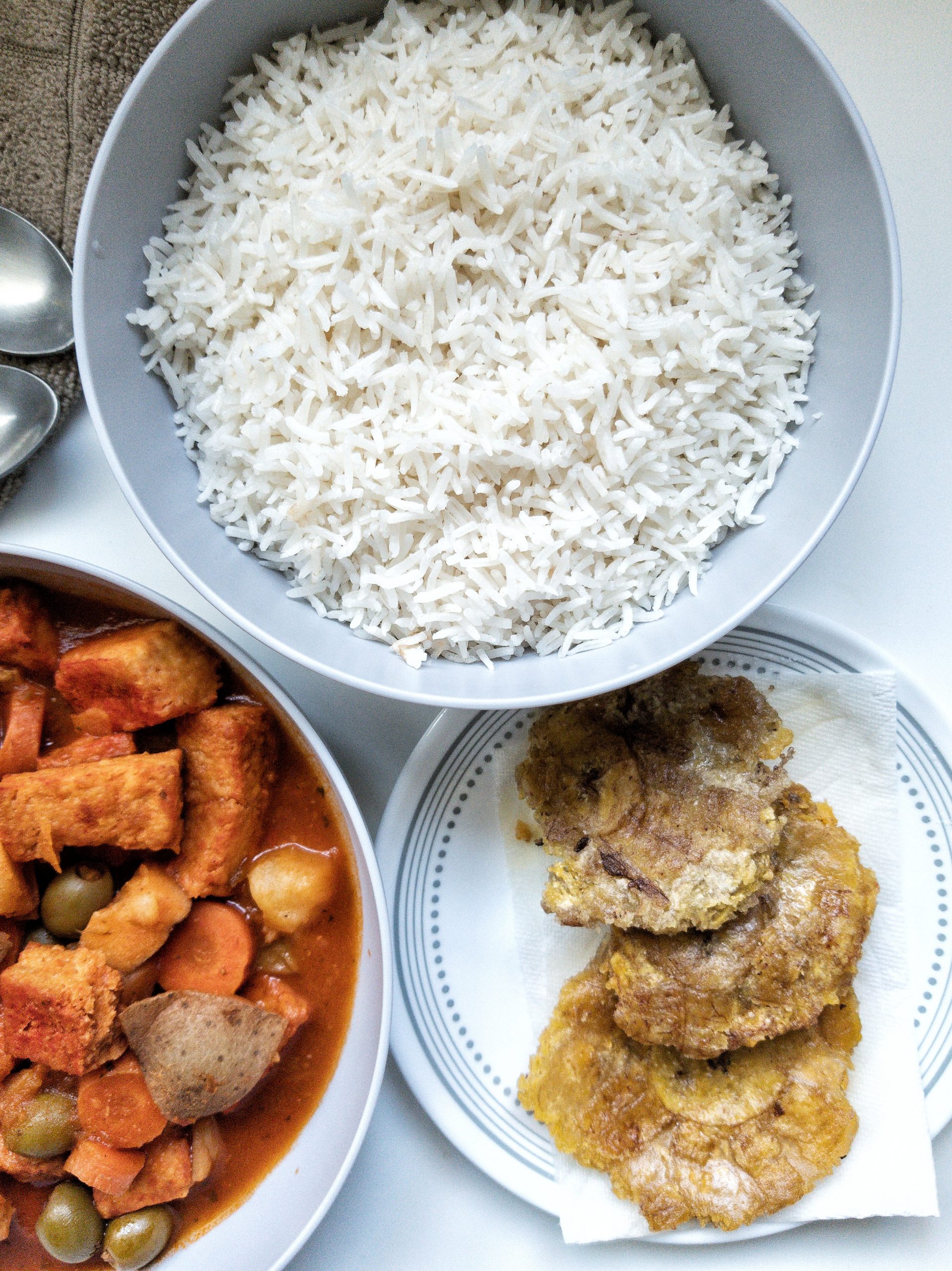 Bowl of white rice and fried plantains (tostones)