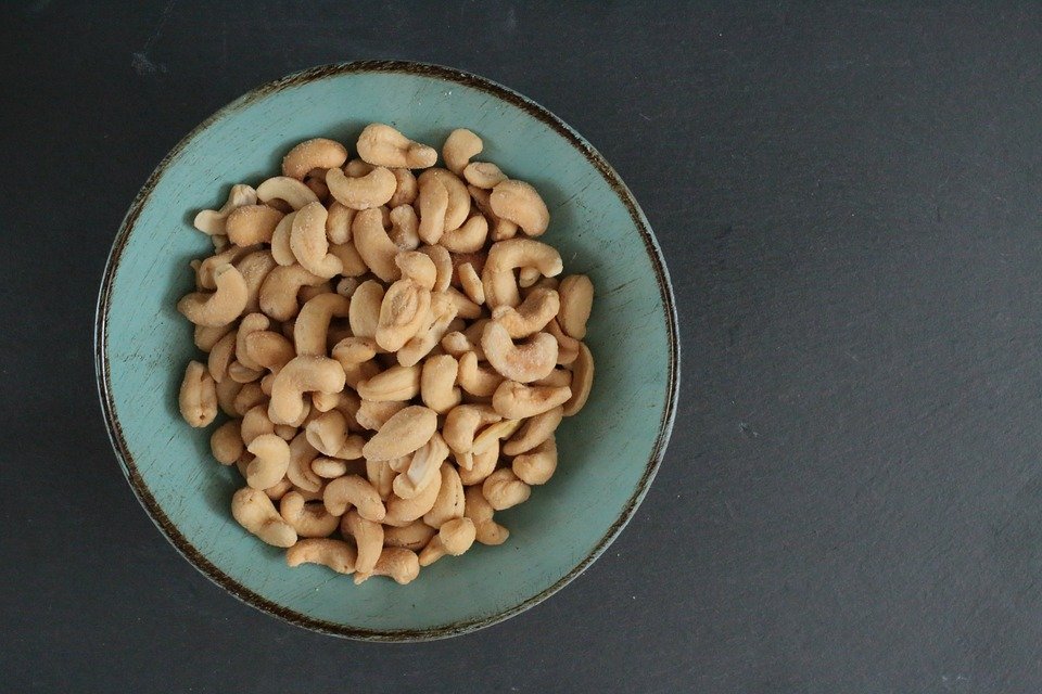 chopped cashew calories