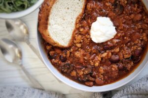 Meatless mushroom chili with toast