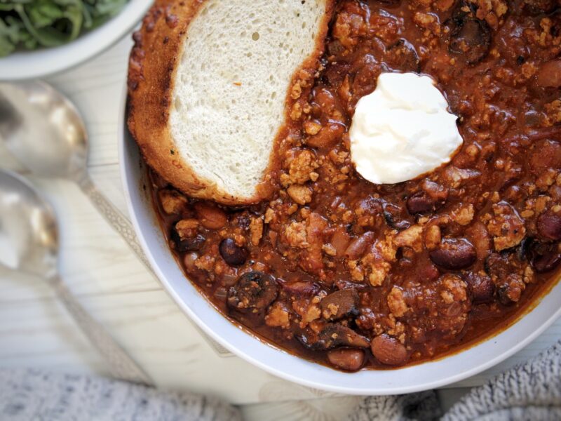 Meatless mushroom chili with toast
