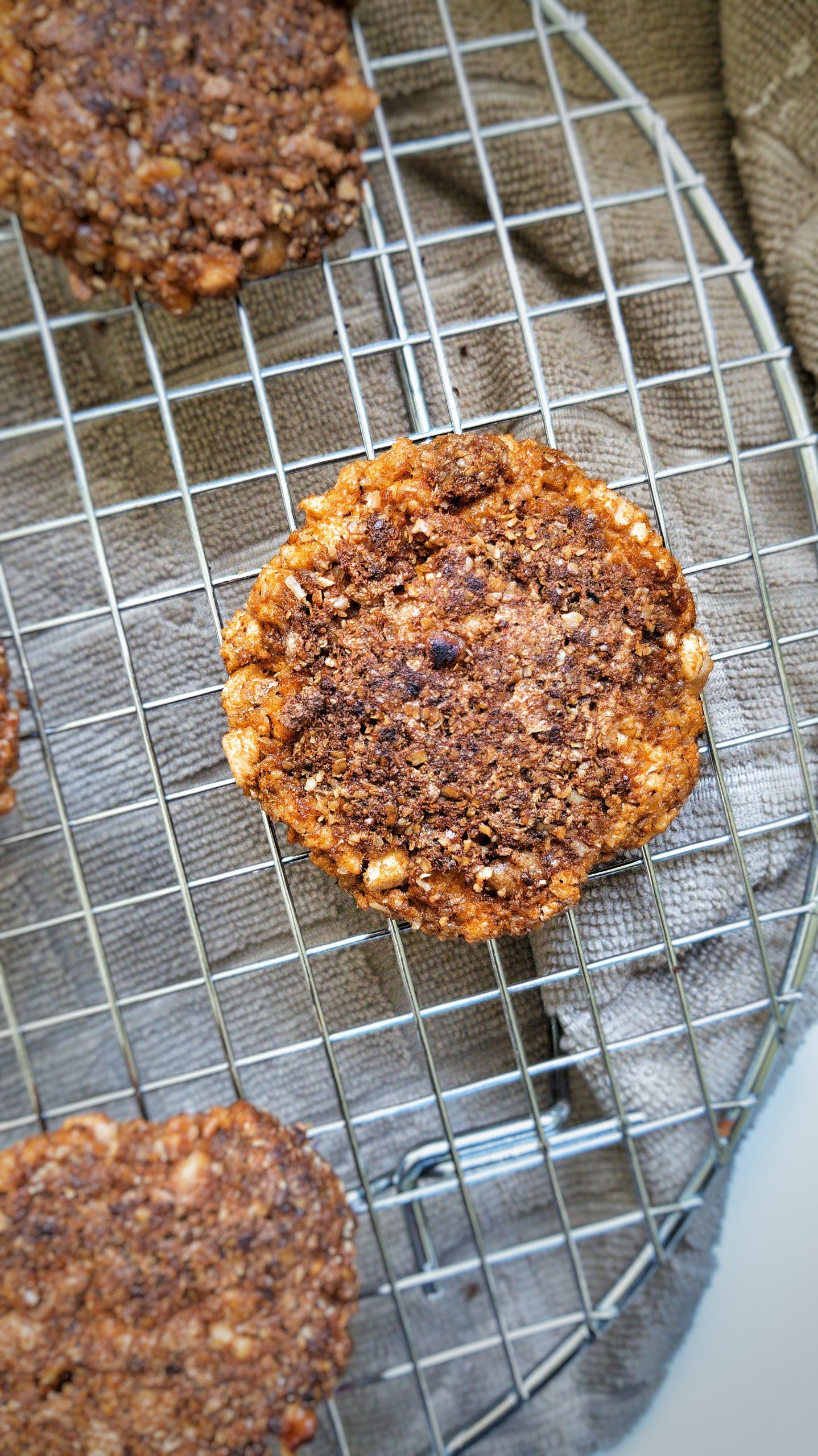 Round, flat sausage patties 