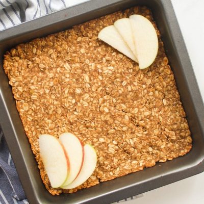 Sugar-free baked apple pie oatmeal garnished with apple slices
