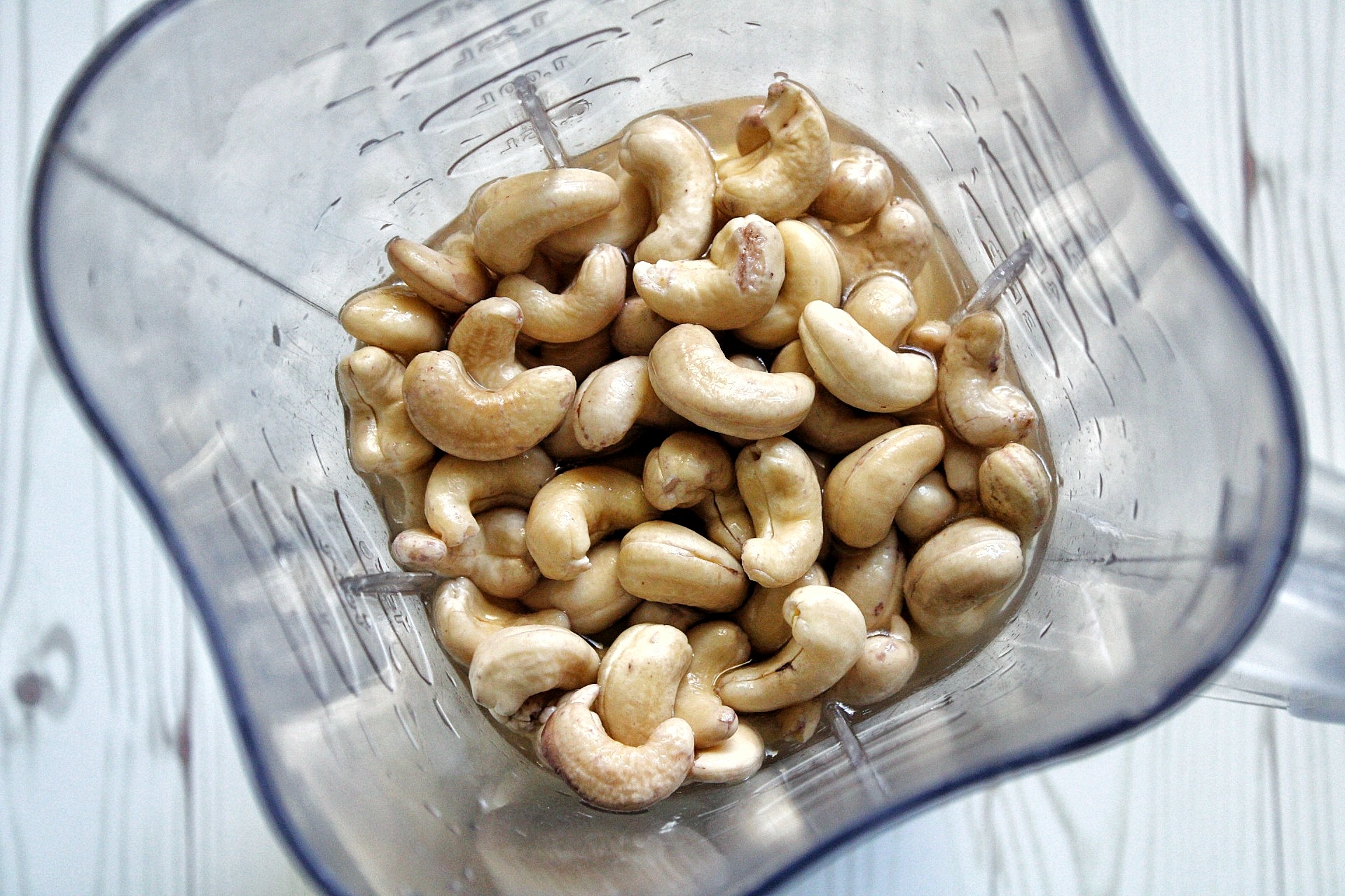 Soaked cashews in a blender 