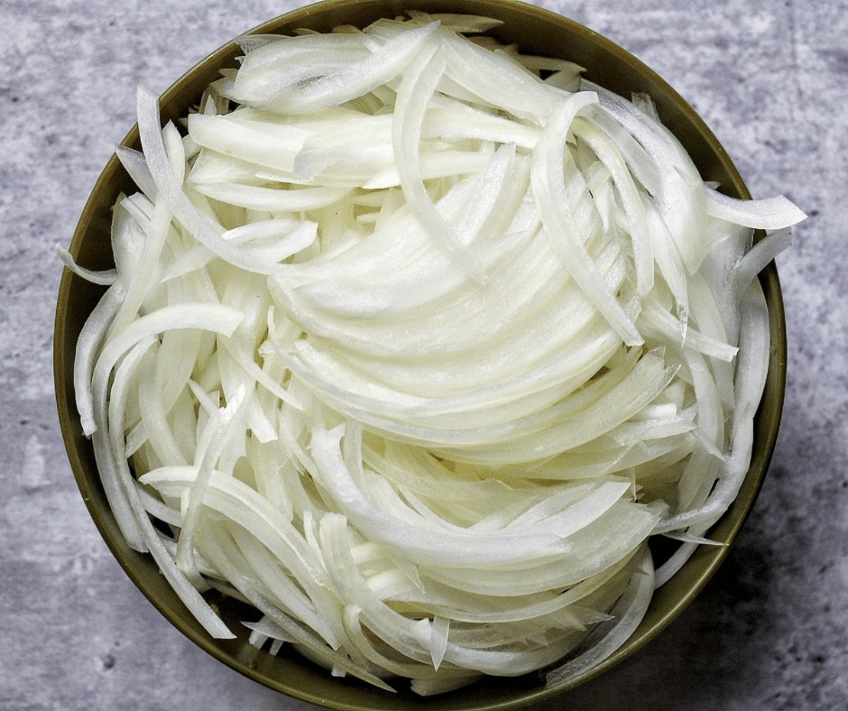 https://plantbasedandbroke.com/wp-content/uploads/2021/11/Sliced-Onions.jpg