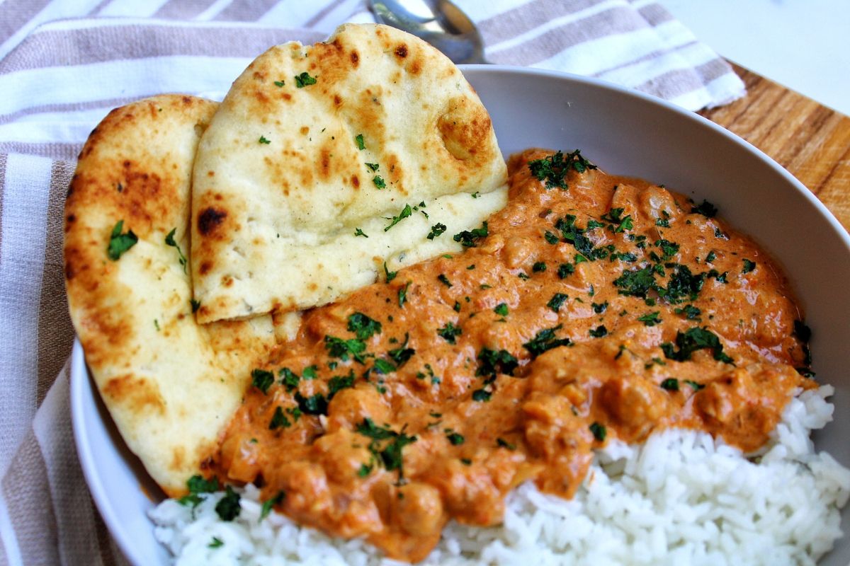 Plant-based chickpea curry with rice and flatbread. 