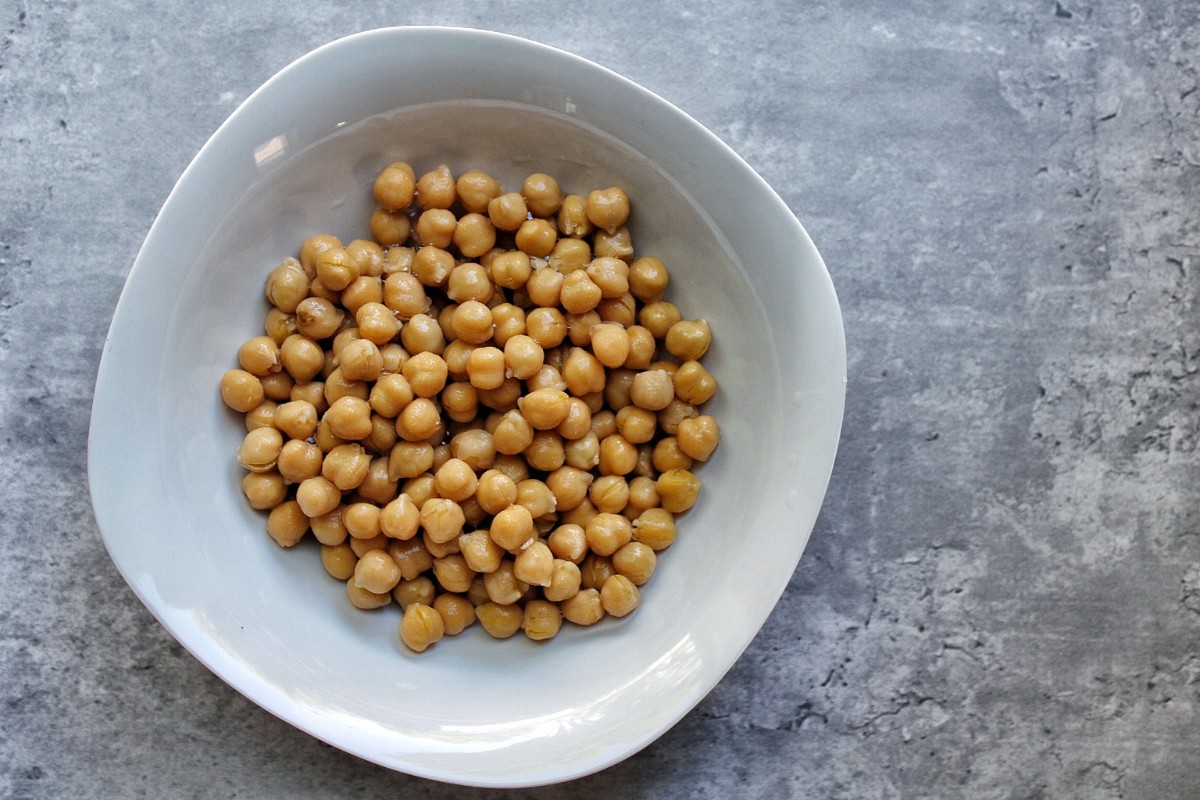 Bowl of canned chickpeas. 